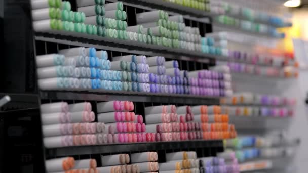 Escaparate con marcadores multicolores en una tienda de arte — Vídeo de stock