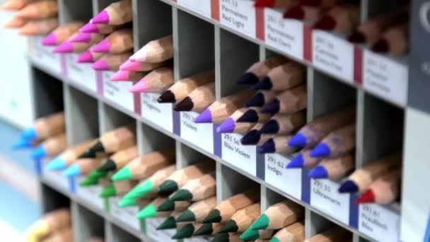 Rack med färgglada pennor i en konstaffär — Stockvideo