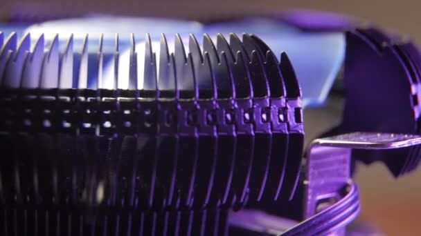 Počítačový elektronický základní deska close-up CPU vzduchový chladič. — Stock video