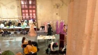 Moda gösterisi sırasında kamera arkası, soyunma odası ve modellerin drone görüntüleri. Ukrayna Kyiv 2020