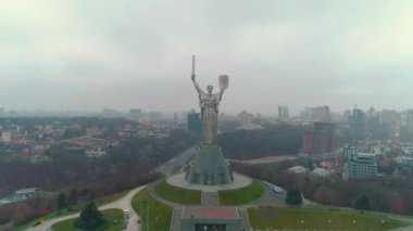 Hava aracı görüntüleri. Kyiv 'deki ana anıtın üzerinden uç..