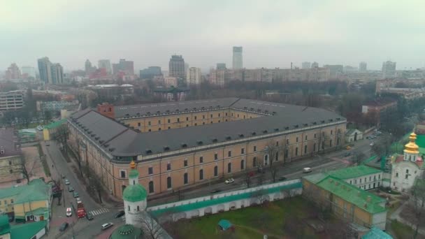 Luchtfoto drone beelden van Mystetskyi Arsenal National Art and Culture Museum Complex. — Stockvideo