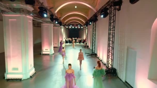 Imágenes aéreas de aviones no tripulados detrás de las escenas de modelos de video de moda caminan por la pasarela interior. Ucrania Kiev 2020 — Vídeos de Stock