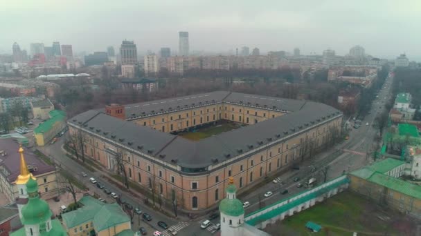 Luchtfoto drone beelden van Mystetskyi Arsenal National Art and Culture Museum Complex. Oekraïne Kiev 2020 — Stockvideo