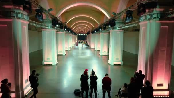 Rekaman drone udara dibalik layar model video fashion berjalan menyusuri catwalk indoor. Ukraina Kyiv 2020 — Stok Video