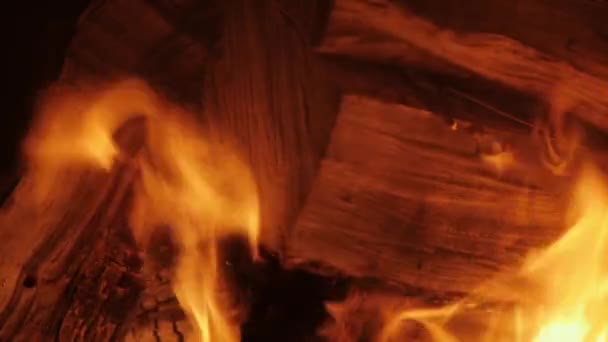 Luminosa llama ardiendo en la chimenea en primer plano — Vídeo de stock