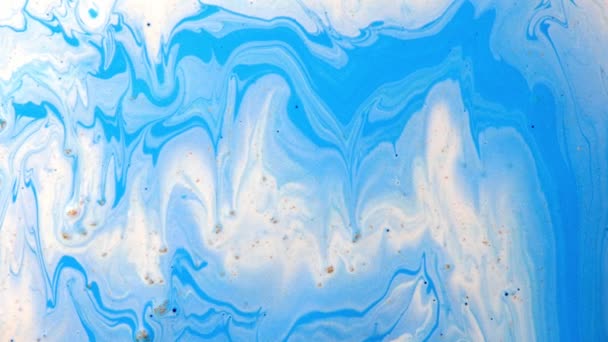 Fluid art drawing video flowing effect. Liquid paint mixing artwork with splash and swirl. Blue ink reacting in water creating abstract background. — Video Stock