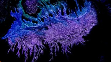 Neon mavisi ve mor mor renklerin karışımı soyut boya. Sıvı renkli inanılmaz organik arkaplan.