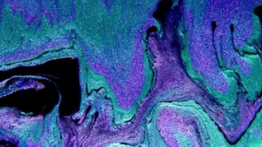 Neon mavisi ve mor mor renklerin karışımı soyut boya. Sıvı renkli inanılmaz organik arkaplan.