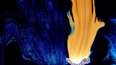 Soyut mürekkep boyası mavi ve altın arkaplan. Akrilik boya karışımı, mermer soyut akışkan sanat deseni..