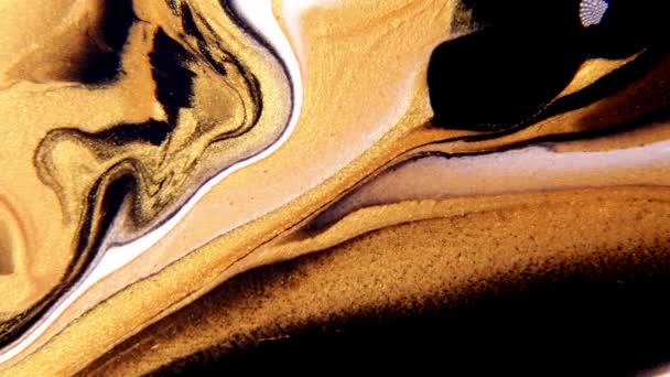 Fluid art drawing video flowing effect. Liquid paint mixing artwork with splash and swirl. Abstract gold background. — Video Stock