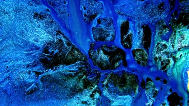 선명 한 잉크는 파란색 과 초록색 배경을칠 한다. 아크릴 페인트, 대리석 추상 유체 미술 패턴의 혼합. — 비디오