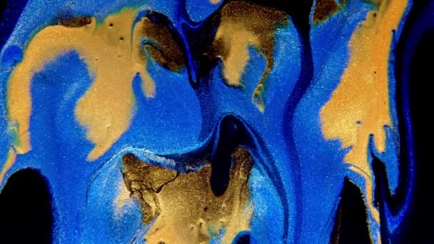파란색 과 황금색 배경을 정교하게칠 하는 잉크. 아크릴 페인트, 대리석 추상 유체 미술 패턴의 혼합. — 비디오