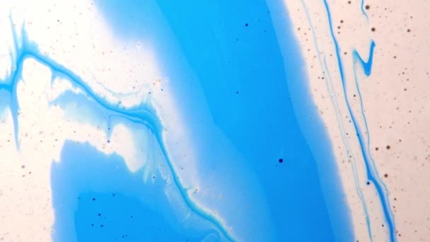 Fluid art drawing video flowing effect. Liquid paint mixing artwork with splash and swirl. Blue ink reacting in water creating abstract background. — ストック動画