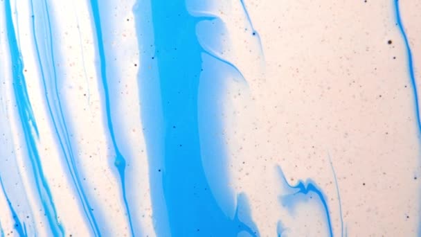 Fluid art drawing video flowing effect. Liquid paint mixing artwork with splash and swirl. Blue ink reacting in water creating abstract background. — Stockvideo