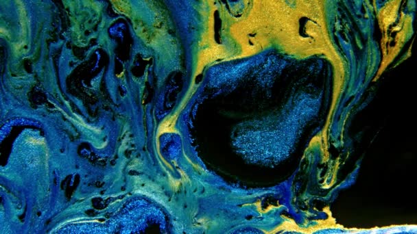 Tinta abstracta pintando fondo azul y dorado. Mezcla de pinturas acrílicas, patrón de arte fluido abstracto de mármol. — Vídeo de stock