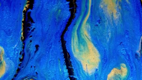 Abstrakt bläck målning blå och guld bakgrund. Blandning av akrylfärger, marmor abstrakt flytande konstmönster. — Stockvideo