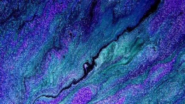 Pintura abstracta mezcla neón azul verde y violeta colores púrpura tinta. Fondo orgánico increíble colorido líquido. — Vídeo de stock