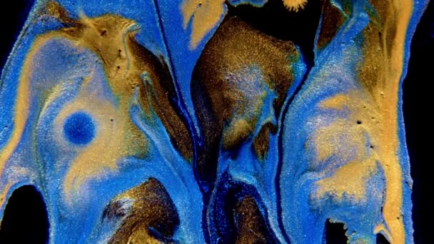 Абстрактне чорнило, що малює синій і золотий фон. Суміш акрилових фарб, мармуровий абстрактний візерунок рідинного мистецтва . — стокове відео