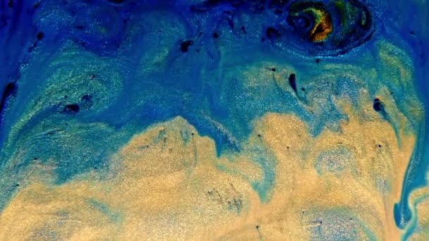 파란색 과 황금색 배경을 정교하게칠 하는 잉크. 아크릴 페인트, 대리석 추상 유체 미술 패턴의 혼합. — 비디오