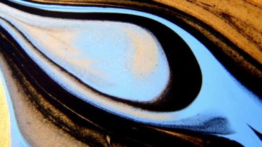 Akışkan sanat video akışı efekti çiziyor. Sıvı boya, sıçrama ve girdapla karıştırılmış sanat eserleri. Altın, beyaz ve gök mavisi renkleri ile arkaplan hareketi