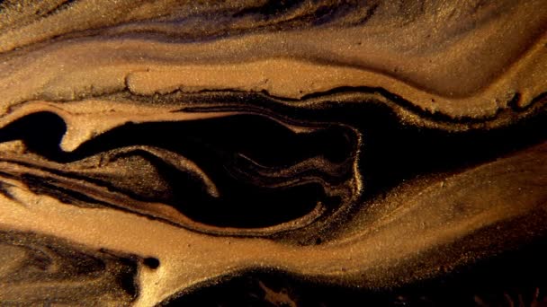 Abstrakcyjny złoty tusz malarstwo na czarnym tle, Mieszanina farb akrylowych, marmur abstrakcyjny wzór płynu sztuki. — Wideo stockowe