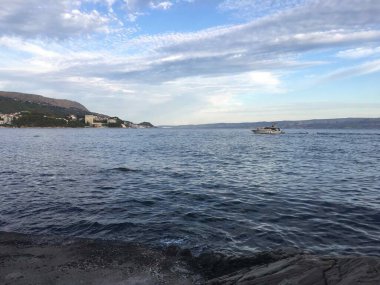 Hırvatistan 'ın Stobrec kentinde denizdeki tekne
