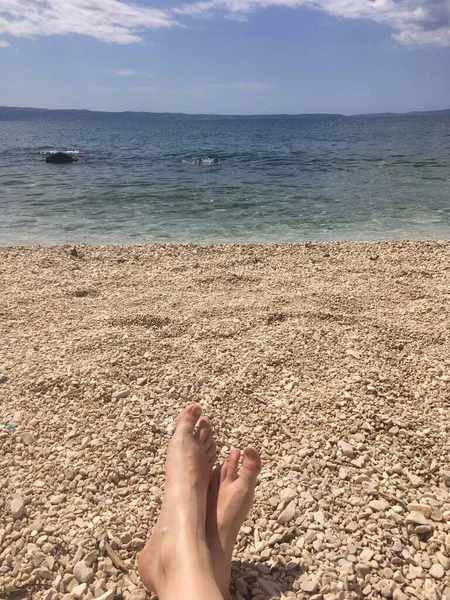 Füße Steinstrand Kroatien — Stockfoto