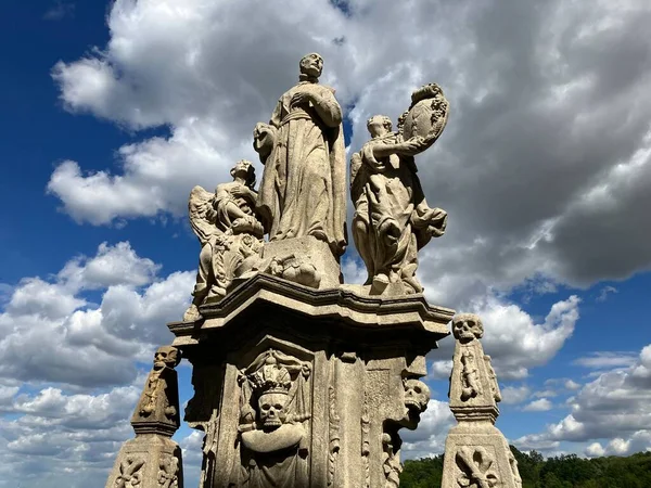 Статуя Рядом Иезуитским Колледжем Кутна Горе Чехия — стоковое фото