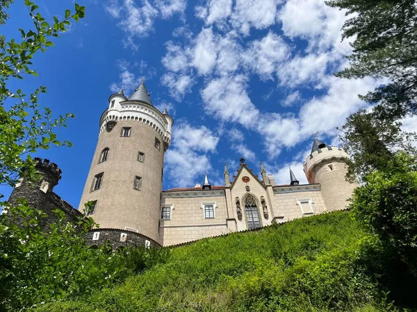 Θέα Στο Κάστρο Zleby Στην Τσεχική Δημοκρατία Από Πάρκο — Φωτογραφία Αρχείου