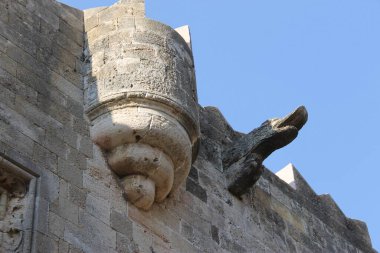 Yunanistan 'ın Rodos Şövalyeleri Büyük Ustası' nın sarayı yakınlarındaki bir duvarın ayrıntıları.
