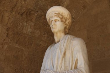  Yunanistan 'ın Rodos Şövalyelerinin Büyük Efendisi' nin sarayının avlusunda bir heykel