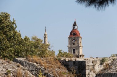 Yunanistan 'ın Rodos Şövalyeleri Büyük Ustası' nın sarayı yakınlarında bir kule.