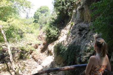 Yunanistan 'ın Rodos kentindeki Kelebek Vadisi' nde Bir Kız