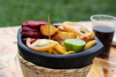 Fritanga ya da picada, geleneksel Kolombiya yemekleri..