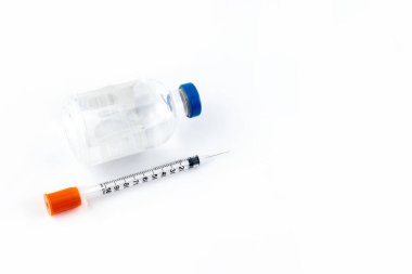 Aşıyı beyaz arka plana yerleştirmek için tüpü ve şırıngayı yakın çekim yapın. izole