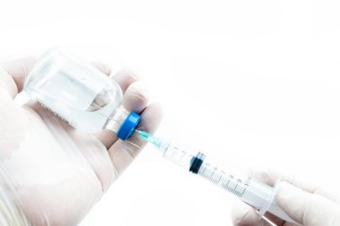 Doktor beyaz arka planda bir hastaya aşı yapmaya hazırlanıyor.