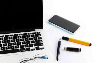 İnsanları korumak için aşı ve şırınga ile karantinaya alınmış bir işyeri. beyaz arkaplan