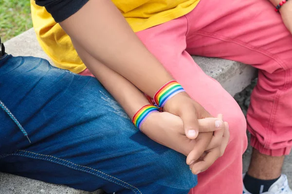 Ellerinde Gurur Bayrağıyla Ele Tutuşan Iki Eşcinsel — Stok fotoğraf