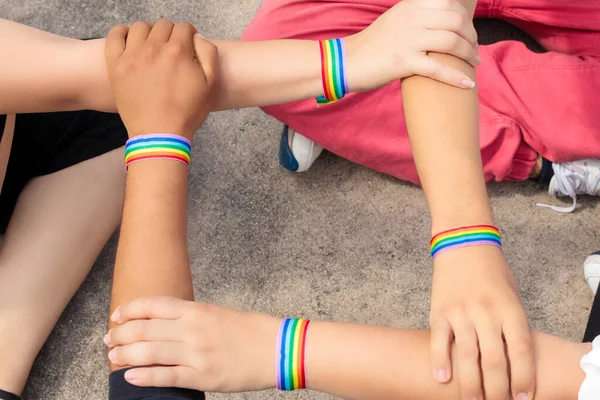 Mensen Maken Teamwork Teken Met Trots Vlag Hand — Stockfoto