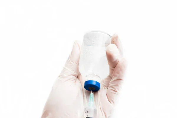 Médico Prepara Vacuna Para Inyectar Paciente Sobre Fondo Blanco Aislado — Foto de Stock