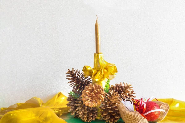 圣诞装饰用蜡烛 松木和缎带 — 图库照片