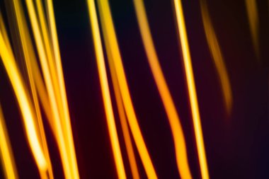 Soyut çizgilerin çizimi. Serbest çizgiler elle ve fırçayla yapılmış. El yapımı çizim, bulanık