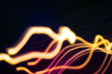 Soyut çizgilerin çizimi. Serbest çizgiler elle ve fırçayla yapılmış. El yapımı çizim, bulanık