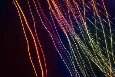 Soyut çizgilerin çizimi. Serbest çizgiler elle ve fırçayla yapılmış. El yapımı çizim, bulanık