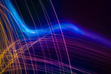 Soyut çizgilerin çizimi. Serbest çizgiler elle ve fırçayla yapılmış. El yapımı çizim, bulanık