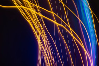 Soyut çizgilerin çizimi. Serbest çizgiler elle ve fırçayla yapılmış. El yapımı çizim, bulanık