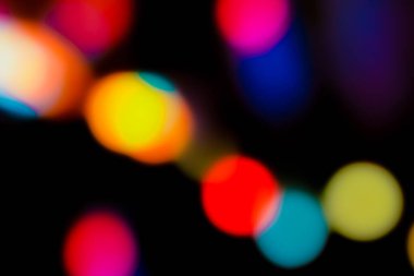 Renkli bulanık ışıkların soyut çizimi arka plan, bokeh etkisi, siyah arkaplan üzerinde