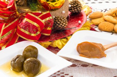 Geleneksel Kolombiya Noel tatlısı ve kurabiyesi Noel süsü, manjar blanco, incir