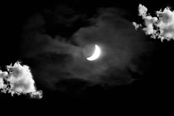 Ilustración Fondo Nubes Abstractas Logo Lunar Sobre Fondo Negro — Foto de Stock